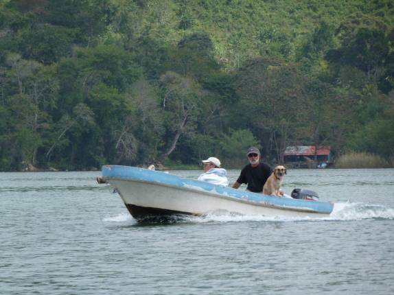O rio Dulce é a principal 'estrada' na região de Livingston, no litoral da Guatemala